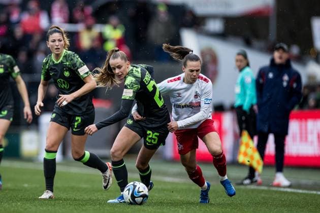 GOOGLE PIXEL Frauen Bundesliga: 1. FC Köln - VfL Wolfsburg; 09.12.2ß23 Zweikampf Vivien Endemann (VfL Wolfsburg, 25), Dora Zeller (1. FC Köln, 19) GOOGLE PIXEL Frauen Bundesliga, 1. FC Köln - VfL Wolfsburg, Köln, Franz-Kremer-Stadion am 09.12.2023 DFB REGULATIONS PROHIBIT ANY USE OF PHOTOGRAPHS AS IMAGE SEQUENCES AND OR QUASI-VIDEO. Copyright: xBEAUTIFULxSPORTS Wunderlx