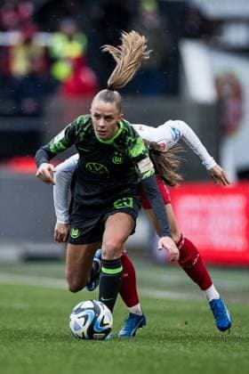 GOOGLE PIXEL Frauen Bundesliga: 1. FC Köln - VfL Wolfsburg; 09.12.2ß23 Zweikampf Vivien Endemann (VfL Wolfsburg, 25), +l19+ GOOGLE PIXEL Frauen Bundesliga, 1. FC Köln - VfL Wolfsburg, Köln, Franz-Kremer-Stadion am 09.12.2023 DFB REGULATIONS PROHIBIT ANY USE OF PHOTOGRAPHS AS IMAGE SEQUENCES AND OR QUASI-VIDEO. Copyright: xBEAUTIFULxSPORTS Wunderlx