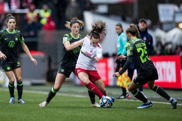 GOOGLE PIXEL Frauen Bundesliga: 1. FC Köln - VfL Wolfsburg; 09.12.2ß23 Zweikampf Chantal Hagel (VfL Wolfsburg, 7), Dora Zeller (1. FC Köln, 19), Vivien Endemann (VfL Wolfsburg, 25) GOOGLE PIXEL Frauen Bundesliga, 1. FC Köln - VfL Wolfsburg, Köln, Franz-Kremer-Stadion am 09.12.2023 DFB REGULATIONS PROHIBIT ANY USE OF PHOTOGRAPHS AS IMAGE SEQUENCES AND OR QUASI-VIDEO. Copyright: xBEAUTIFULxSPORTS Wunderlx