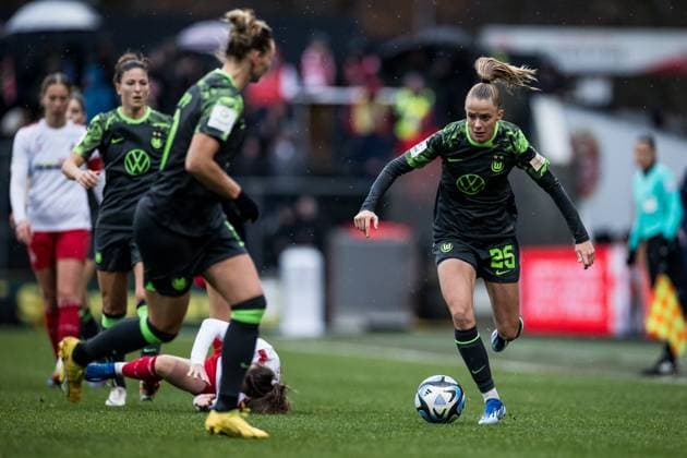 GOOGLE PIXEL Frauen Bundesliga: 1. FC Köln - VfL Wolfsburg; 09.12.2ß23 Vivien Endemann (VfL Wolfsburg, 25) GOOGLE PIXEL Frauen Bundesliga, 1. FC Köln - VfL Wolfsburg, Köln, Franz-Kremer-Stadion am 09.12.2023 DFB REGULATIONS PROHIBIT ANY USE OF PHOTOGRAPHS AS IMAGE SEQUENCES AND OR QUASI-VIDEO. Copyright: xBEAUTIFULxSPORTS Wunderlx