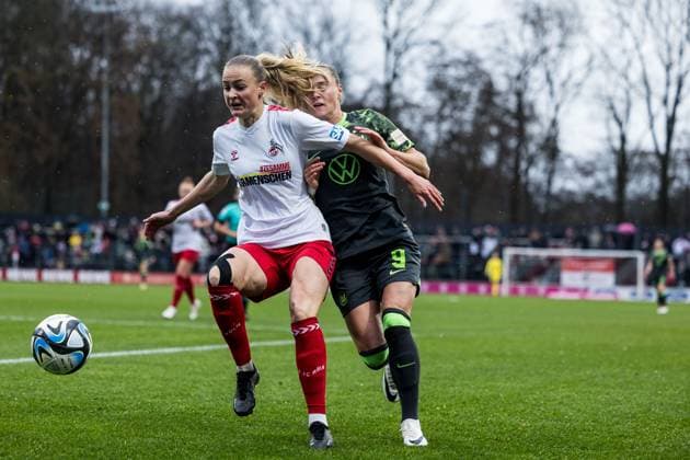 GOOGLE PIXEL Frauen Bundesliga: 1. FC Köln - VfL Wolfsburg; 09.12.2ß23 Zweikampf Sofie Vendelbo (1. FC Köln, 2), Ewa Pajor ( 9, VfL Wolfsburg) GOOGLE PIXEL Frauen Bundesliga, 1. FC Köln - VfL Wolfsburg, Köln, Franz-Kremer-Stadion am 09.12.2023 DFB REGULATIONS PROHIBIT ANY USE OF PHOTOGRAPHS AS IMAGE SEQUENCES AND OR QUASI-VIDEO. Copyright: xBEAUTIFULxSPORTS Wunderlx