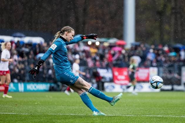GOOGLE PIXEL Frauen Bundesliga: 1. FC Köln - VfL Wolfsburg; 09.12.2ß23 Jasmin Pal (1. FC Köln, 1) schießt GOOGLE PIXEL Frauen Bundesliga, 1. FC Köln - VfL Wolfsburg, Köln, Franz-Kremer-Stadion am 09.12.2023 DFB REGULATIONS PROHIBIT ANY USE OF PHOTOGRAPHS AS IMAGE SEQUENCES AND OR QUASI-VIDEO. Copyright: xBEAUTIFULxSPORTS Wunderlx