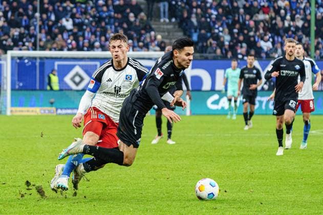 Foul Miro Muheim (Hamburger SV, 28) an Raphael Obermair (SC Paderborn, 23) GER, Hamburger SV vs. SC Paderborn 07, Fussball, 2. Bundesliga, Spieltag 16, Saison 2023 2024, 09.12.2023 DFL REGULATIONS PROHIBIT ANY USE OF PHOTOGRAPHS AS IMAGE SEQUENCES AND OR QUASI-VIDEO GER, Hamburger SV vs. SC Paderborn 07, Fussball, 2. Bundesliga, Spieltag 16, Saison 2023 2024, 09.12.2023 Hamburg