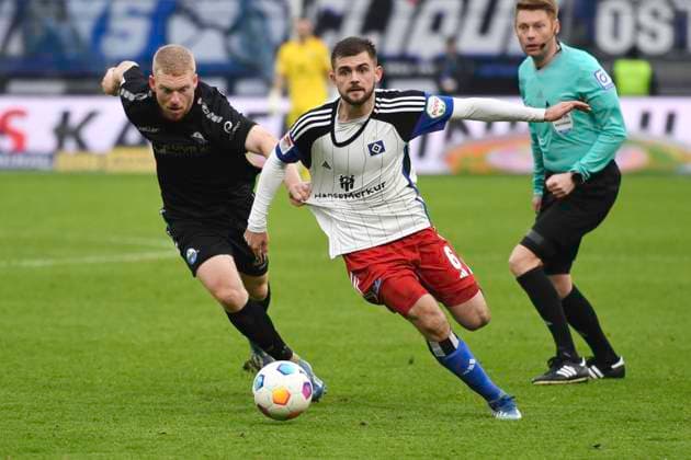 GER; 2. FBL,, Hamburger SV vs SC Paderborn 07 09.12.2023, Volksparkstadion, Hamburg, GER; 2. FBL, Hamburger SV vs SC Paderborn 07 im Bild Kai Klefisch (Paderborn 27) versucht sich gegen Lukasz Poreba ( Hamburg 06) durchzusetzen