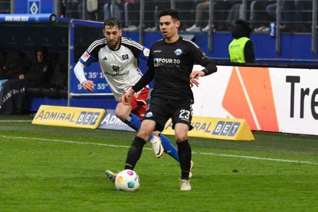 GER; 2. FBL,, Hamburger SV vs SC Paderborn 07 09.12.2023, Volksparkstadion, Hamburg, GER; 2. FBL, Hamburger SV vs SC Paderborn 07 im Bild Raphael Obermair (Paderborn 23) versucht sich gegen Levin Mete Oeztunali (Öztunali Hamburg 21) durchzusetzen