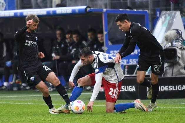 GER; 2. FBL,, Hamburger SV vs SC Paderborn 07 09.12.2023, Volksparkstadion, Hamburg, GER; 2. FBL, Hamburger SV vs SC Paderborn 07 im Bild Raphael Obermair (Paderborn 23) versucht sich gegen Levin Mete Oeztunali (Öztunali Hamburg 21) durchzusetzen
