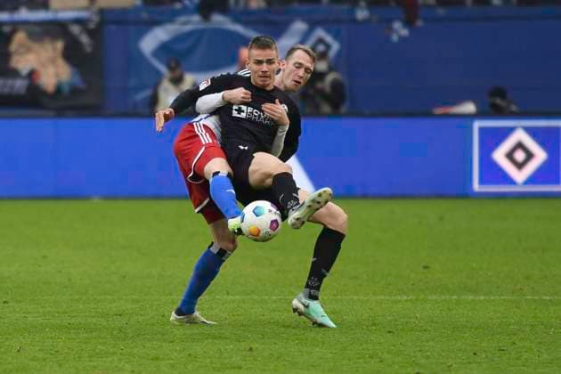 GER; 2. FBL,, Hamburger SV vs SC Paderborn 07 09.12.2023, Volksparkstadion, Hamburg, GER; 2. FBL, Hamburger SV vs SC Paderborn 07 im Bild Filip Bilija (Paderborn 07) versucht sich gegen Sebastian Schonlaue (Hamburg 04) durchzusetzen