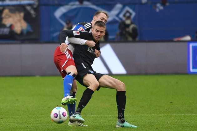 GER; 2. FBL,, Hamburger SV vs SC Paderborn 07 09.12.2023, Volksparkstadion, Hamburg, GER; 2. FBL, Hamburger SV vs SC Paderborn 07 im Bild Filip Bilija (Paderborn 07) versucht sich gegen Sebastian Schonlaue (Hamburg 04) durchzusetzen