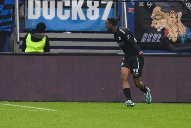GER; 2. FBL,, Hamburger SV vs SC Paderborn 07 09.12.2023, Volksparkstadion, Hamburg, GER; 2. FBL, Hamburger SV vs SC Paderborn 07 im Bild Ilyas Ansah (Paderborn 29) schiesst das Tor zum 2-1 vorbei an Torhueter Daniel Heuer Fernandes (Hamburg 01) und jubelt