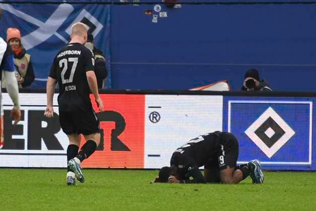 GER; 2. FBL,, Hamburger SV vs SC Paderborn 07 09.12.2023, Volksparkstadion, Hamburg, GER; 2. FBL, Hamburger SV vs SC Paderborn 07 im Bild Ilyas Ansah (Paderborn 29) schiesst das Tor zum 2-1 vorbei an Torhueter Daniel Heuer Fernandes (Hamburg 01) und jubelt am Boden