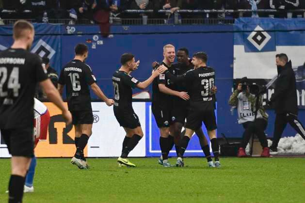 GER; 2. FBL,, Hamburger SV vs SC Paderborn 07 09.12.2023, Volksparkstadion, Hamburg, GER; 2. FBL, Hamburger SV vs SC Paderborn 07 im Bild Ilyas Ansah (Paderborn 29) schiesst das Tor zum 2-1 vorbei an Torhueter Daniel Heuer Fernandes (Hamburg 01) und jubelt mit der Mannschaft