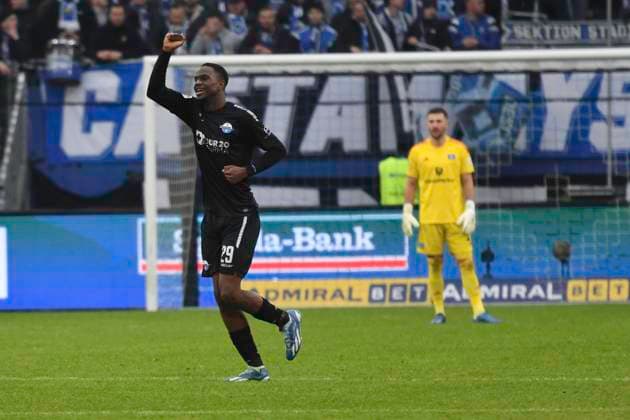 GER; 2. FBL,, Hamburger SV vs SC Paderborn 07 09.12.2023, Volksparkstadion, Hamburg, GER; 2. FBL, Hamburger SV vs SC Paderborn 07 im Bild Ilyas Ansah (Paderborn 29) schiesst das Tor zum 2-1 vorbei an Torhueter Daniel Heuer Fernandes (Hamburg 01) und jubelt