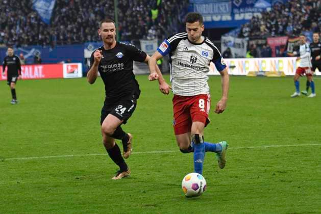 GER; 2. FBL,, Hamburger SV vs SC Paderborn 07 09.12.2023, Volksparkstadion, Hamburg, GER; 2. FBL, Hamburger SV vs SC Paderborn 07 im Bild Jannis Heuer (Paderborn 24) versucht sich gegen Laszlo Benes (Hamburg 02) durchzusetzen