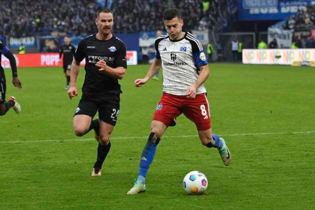 GER; 2. FBL,, Hamburger SV vs SC Paderborn 07 09.12.2023, Volksparkstadion, Hamburg, GER; 2. FBL, Hamburger SV vs SC Paderborn 07 im Bild Jannis Heuer (Paderborn 24) versucht sich gegen Laszlo Benes (Hamburg 02) durchzusetzen