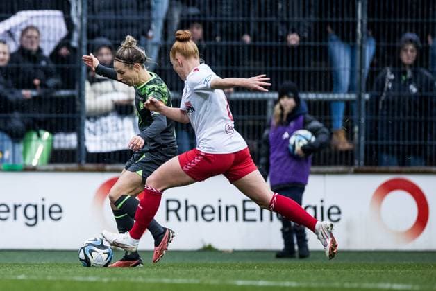 GOOGLE PIXEL Frauen Bundesliga: 1. FC Köln - VfL Wolfsburg; 09.12.2ß23 Zweikampf Svenja Huth (VfL Wolfsburg. 10), Laura Vogt (1. FC Köln, 8) GOOGLE PIXEL Frauen Bundesliga, 1. FC Köln - VfL Wolfsburg, Köln, Franz-Kremer-Stadion am 09.12.2023 DFB REGULATIONS PROHIBIT ANY USE OF PHOTOGRAPHS AS IMAGE SEQUENCES AND OR QUASI-VIDEO. Copyright: xBEAUTIFULxSPORTS Wunderlx