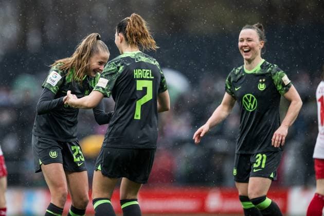 GOOGLE PIXEL Frauen Bundesliga: 1. FC Köln - VfL Wolfsburg; 09.12.2ß23 Jubel zum 1:3 durch Vivien Endemann (VfL Wolfsburg, 25) GOOGLE PIXEL Frauen Bundesliga, 1. FC Köln - VfL Wolfsburg, Köln, Franz-Kremer-Stadion am 09.12.2023 DFB REGULATIONS PROHIBIT ANY USE OF PHOTOGRAPHS AS IMAGE SEQUENCES AND OR QUASI-VIDEO. Copyright: xBEAUTIFULxSPORTS Wunderlx