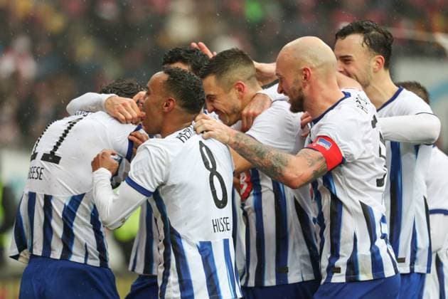 09.12.2023, xusrbx, Fussball 2.Bundesliga, 1.FC Kaiserslautern - Hertha BSC Berlin emspor, v.l. die Spieler vom Herta BSC, Torjubel, zum 1:2 in der 82. Spielminute, Torschuetze zum Marc Oliver Kempf (Herta BSC, 20), (DFL DFB REGULATIONS PROHIBIT ANY USE OF PHOTOGRAPHS as IMAGE SEQUENCES and or QUASI-VIDEO) Kaiserslautern