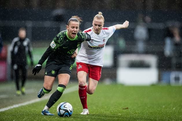 GOOGLE PIXEL Frauen Bundesliga: 1. FC Köln - VfL Wolfsburg; 09.12.2ß23 Zweikampf Lynn Wilms (VfL Wolfsburg, 2), Anna Gerhardt (1. FC Köln, 21) GOOGLE PIXEL Frauen Bundesliga, 1. FC Köln - VfL Wolfsburg, Köln, Franz-Kremer-Stadion am 09.12.2023 DFB REGULATIONS PROHIBIT ANY USE OF PHOTOGRAPHS AS IMAGE SEQUENCES AND OR QUASI-VIDEO. Copyright: xBEAUTIFULxSPORTS Wunderlx