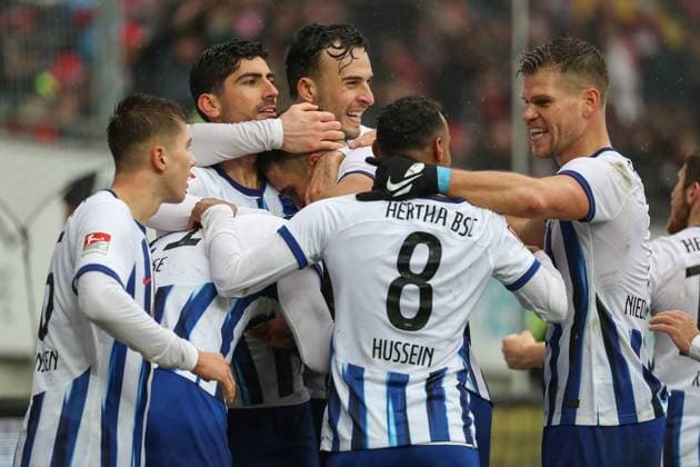 09.12.2023, xusrbx, Fussball 2.Bundesliga, 1.FC Kaiserslautern - Hertha BSC Berlin emspor, v.l. die Spieler vom Herta BSC, Torjubel, zum 1:2 in der 82. Spielminute, Torschuetze zum Marc Oliver Kempf (Herta BSC, 20), (DFL DFB REGULATIONS PROHIBIT ANY USE OF PHOTOGRAPHS as IMAGE SEQUENCES and or QUASI-VIDEO) Kaiserslautern