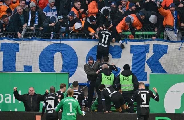 Bilder des Jahres 2023, Sport 12 Dezember Sport Themen der Woche KW49 09.12.2023 - Fussball - Saison 2023 2024 - 2. Fussball - Bundesliga - 16. Spieltag: SpVgg Greuther Fürth ( Kleeblatt ) - 1. FC Magdeburg FCM - Sportfoto Zink MeZi - xmexzix - DFL regulations prohibit any use of photographs as image sequences and or quasi-video - only for editorial use - Torjubel Jubel Freude nach Treffer Tor Torschuß zum 1:1 durch Mo Mohammed El Hankouri (11, FC Magdeburg ) *** 09 12 2023 Soccer Season 2023 2024 2 Soccer Bundesliga 16 Matchday SpVgg Greuther Fürth Kleeblatt 1 FC Magdeburg FCM Sportfoto Zink MeZi xmexzix DFL regulations prohibit any use of photographs as image sequences and or quasi video only for editorial use Torjubel Jubel Freude nach Treffer Tor Torschuß zum 1 1 durch Mo Mohammed El Hankouri 11, FC Magdeburg