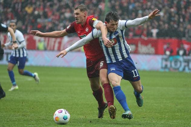 09.12.2023, xusrbx, Fussball 2.Bundesliga, 1.FC Kaiserslautern - Hertha BSC Berlin emspor, v.l. Kevin Kraus (1. FC Kaiserslautern, 5), Fabian Reese (Herta BSC, 10), (DFL DFB REGULATIONS PROHIBIT ANY USE OF PHOTOGRAPHS as IMAGE SEQUENCES and or QUASI-VIDEO) Kaiserslautern