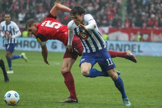 09.12.2023, xusrbx, Fussball 2.Bundesliga, 1.FC Kaiserslautern - Hertha BSC Berlin emspor, v.l. Kevin Kraus (1. FC Kaiserslautern, 5), Fabian Reese (Herta BSC, 10), (DFL DFB REGULATIONS PROHIBIT ANY USE OF PHOTOGRAPHS as IMAGE SEQUENCES and or QUASI-VIDEO) Kaiserslautern
