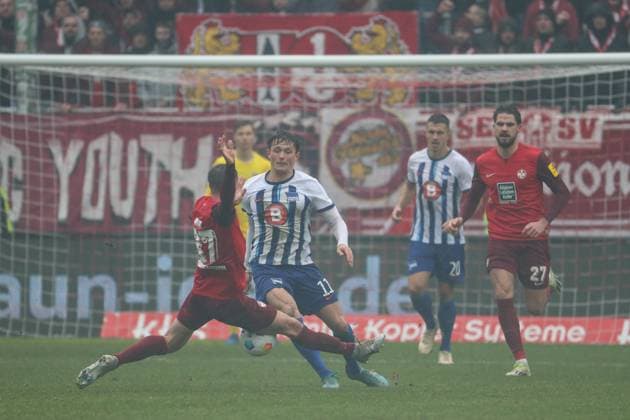 09.12.2023, xusrbx, Fussball 2.Bundesliga, 1.FC Kaiserslautern - Hertha BSC Berlin emspor, v.l. Erik Durm (1. FC Kaiserslautern, 37),Fabian Reese (Herta BSC, 10), (DFL DFB REGULATIONS PROHIBIT ANY USE OF PHOTOGRAPHS as IMAGE SEQUENCES and or QUASI-VIDEO) Kaiserslautern