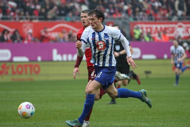 09.12.2023, xusrbx, Fussball 2.Bundesliga, 1.FC Kaiserslautern - Hertha BSC Berlin emspor, v.l. Erik Durm (1. FC Kaiserslautern, 37),Fabian Reese (Herta BSC, 10), (DFL DFB REGULATIONS PROHIBIT ANY USE OF PHOTOGRAPHS as IMAGE SEQUENCES and or QUASI-VIDEO) Kaiserslautern