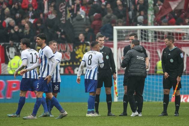 09.12.2023, xusrbx, Fussball 2.Bundesliga, 1.FC Kaiserslautern - Hertha BSC Berlin emspor, v.l. die Spieler vom Herta BSC, Harm Osmers (Schiedsrichter), Tobias Schultes (SR-A. 1), Eric Dominic Weisbach (SR-A. 2), Pal Dardai (Trainer Herta BSC), nach dem Spiel, (DFL DFB REGULATIONS PROHIBIT ANY USE OF PHOTOGRAPHS as IMAGE SEQUENCES and or QUASI-VIDEO) Kaiserslautern