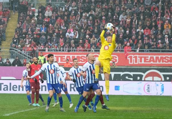 Fussball - 2. Bundesliga - Saison 2023 24 Kaiserslautern - Fritz-Walter-Stadion 09.12.2023 1. FC Kaiserslautern (fck) - Hertha BSC Berlin(b) 1:2 Lufthoheit für Torwart Tjark ERNST (Hertha BSC Berlin) Fussball - 2. Bundesliga - 1. FC Kaiserslautern
