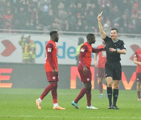 Fussball - 2. Bundesliga - Saison 2023 24 Kaiserslautern - Fritz-Walter-Stadion 09.12.2023 1. FC Kaiserslautern (fck) - Hertha BSC Berlin(b) 1:2 Platzverweis für Afeez AREMU (1. FC Kaiserslautern), 2.v.li: durch Schiedsrichter Harm OSMERS Fussball - 2. Bundesliga - 1. FC Kaiserslautern