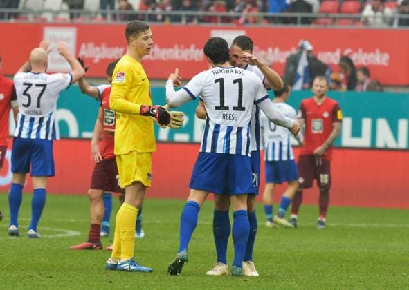 Fussball - 2. Bundesliga - Saison 2023 24 Kaiserslautern - Fritz-Walter-Stadion 09.12.2023 1. FC Kaiserslautern (fck) - Hertha BSC Berlin(b) 1:2 Jubel Hertha: Torwart Tjark ERNST, Fabian REESE (Hertha BSC Berlin) und Marc Oliver KEMPF (Hertha BSC Berlin) Fussball - 2. Bundesliga - 1. FC Kaiserslautern