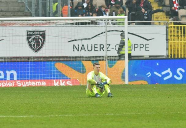 Fussball - 2. Bundesliga - Saison 2023 24 Kaiserslautern - Fritz-Walter-Stadion 09.12.2023 1. FC Kaiserslautern (fck) - Hertha BSC Berlin(b) 1:2 Torwart Julian KRAHL (1. FC Kaiserslautern) Fussball - 2. Bundesliga - 1. FC Kaiserslautern