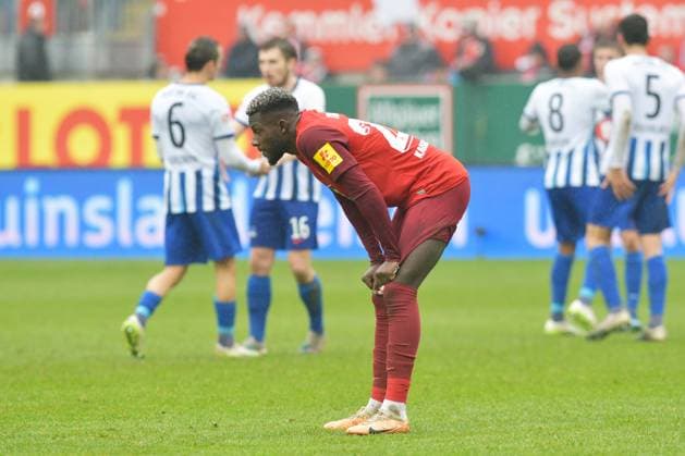 Fussball - 2. Bundesliga - Saison 2023 24 Kaiserslautern - Fritz-Walter-Stadion 09.12.2023 1. FC Kaiserslautern (fck) - Hertha BSC Berlin(b) 1:2 Richmond TACHIE (1. FC Kaiserslautern) nach Spielende Fussball - 2. Bundesliga - 1. FC Kaiserslautern