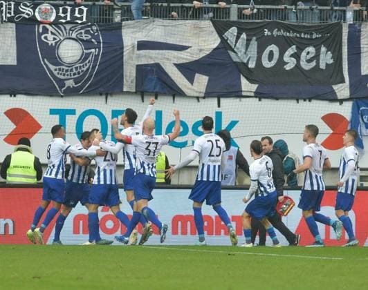 Fussball - 2. Bundesliga - Saison 2023 24 Kaiserslautern - Fritz-Walter-Stadion 09.12.2023 1. FC Kaiserslautern (fck) - Hertha BSC Berlin(b) 1:2 Jubel der Berliner nach dem Siegtreffer Fussball - 2. Bundesliga - 1. FC Kaiserslautern