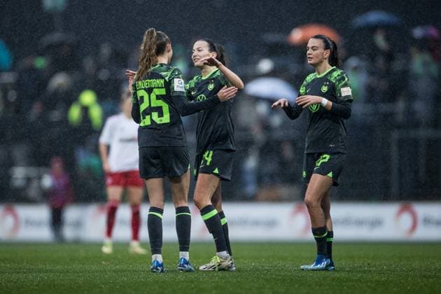 GOOGLE PIXEL Frauen Bundesliga: 1. FC Köln - VfL Wolfsburg; 09.12.2ß23 Jubel zum 1:4 durch Joelle Wedemeyer (VfL Wolfsburg, 24) GOOGLE PIXEL Frauen Bundesliga, 1. FC Köln - VfL Wolfsburg, Köln, Franz-Kremer-Stadion am 09.12.2023 DFB REGULATIONS PROHIBIT ANY USE OF PHOTOGRAPHS AS IMAGE SEQUENCES AND OR QUASI-VIDEO. Copyright: xBEAUTIFULxSPORTS Wunderlx
