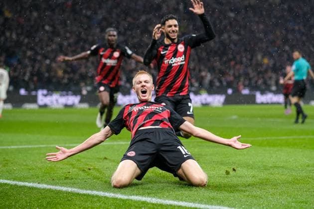 Bilder des Jahres 2023, Sport 12 Dezember Sport Bilder des Tages Hugo Larsson (Eintracht Frankfurt, 16) bejubelt seinen Treffer Tor zum 3-0, mit Omar Marmoush (Eintracht Frankfurt, 07) und Eric Junior Dina Ebimbe (Eintracht Frankfurt, 26) im Hintergrund, Eintracht Frankfurt vs. FC Bayern Muenchen, Fussball, 1. Bundesliga, 14. Spieltag, Saison 2023 2024, 09.12.2023, DFL REGULATIONS PROHIBIT ANY USE OF PHOTOGRAPHS AS IMAGE SEQUENCES AND OR QUASI-VIDEO Eintracht Frankfurt vs. FC Bayern Muenchen, Fussball, 1. Bundesliga, 14. Spieltag, Saison 2023 2024, 09.12.2023 Frankfurt am Main *** Hugo Larsson Eintracht Frankfurt, 16 celebrates his goal to make it 3-0, with Omar Marmoush Eintracht Frankfurt, 07 and Eric Junior Dina Ebimbe Eintracht Frankfurt, 26 in the background, Eintracht Frankfurt vs FC Bayern Muenchen, Football, 1 Bundesliga, Matchday 14, Season 2023 2024, 09 12 2023, DFL REGULATES PROHIBIT ANY USE OF PHOTOGRAPHS AS IMAGE SEQUENCES AND OR QUASI VIDEO Eintracht Frankfurt vs FC Bayern Muenchen, Football, 1 Bundesliga, Matchday 14, Season 2023 2024, 09 12 2023 Frankfurt am Main Copyright: xEibner-Pressefotox xMichaelxBermx EP_EER