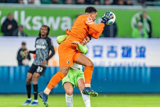 Sport Themen der Woche KW49 Sport Bilder des Tages Noah Atubolu (SC Freiburg, 1) Jonas Wind (VfL Wolfsburg, 23) VfL Wolfsburg vs. SC Freiburg , Fussball, Bundesliga, 14.Spieltag 09.12.2023 DFL REGULATIONS PROHIBIT ANY OUSE OF PHOTOGRAPHS AS IMAGE SEQUENCES AND OR QUASI-VIDEO VfL Wolfsburg vs. SC Freiburg , Fussball, Bundesliga, 14.Spieltag 09.12.2023 Wolfsburg *** Noah Atubolu SC Freiburg, 1 Jonas Wind VfL Wolfsburg, 23 VfL Wolfsburg vs SC Freiburg , Football, Bundesliga, Matchday 14 09 12 2023 DFL REGULATIONS PROHIBIT ANY OUSE OF PHOTOGRAPHS AS IMAGE SEQUENCES AND OR QUASI VIDEO VfL Wolfsburg vs SC Freiburg , Football, Bundesliga, Matchday 14 09 12 2023 Wolfsburg Copyright: xEibner-Pressefoto BahhoxKarax EP_WOL