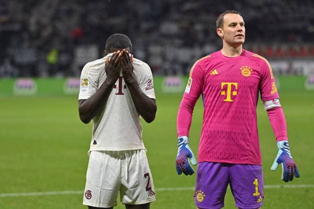 Bilder des Jahres 2023, Sport 12 Dezember Sport Themen der Woche KW49 Sport Bilder des Tages v.li:Dayot UPAMECANO (Bayern Muenchen), Manuel NEUER (Torwart Bayern Muenchen), Spieler Bayern Enttaeuschung,Frust,enttaeuscht, frustriert,niedergeschlagen, nach Spielende vor den Bayern Fans,Fussballfans. Fussball 1. Bundesliga Saison 2023 2024, 13.Spieltag, Spieltag13, Eintracht Frankfurt - FC Bayern Muenchen 5-1 am 09.12.2023, DEUTSCHE BANK PARK Frankfurt. *** from left Dayot UPAMECANO Bayern Muenchen , Manuel NEUER goalkeeper Bayern Muenchen , player Bayern disappointment,frustration,disappointed,frustrated,dejected, after the end of the match in front of the Bayern fans,football fans Football 1 Bundesliga season 2023 2024, 13 Matchday, Matchday13, Eintracht Frankfurt FC Bayern Muenchen 5 1 on 09 12 2023, DEUTSCHE BANK PARK Frankfurt