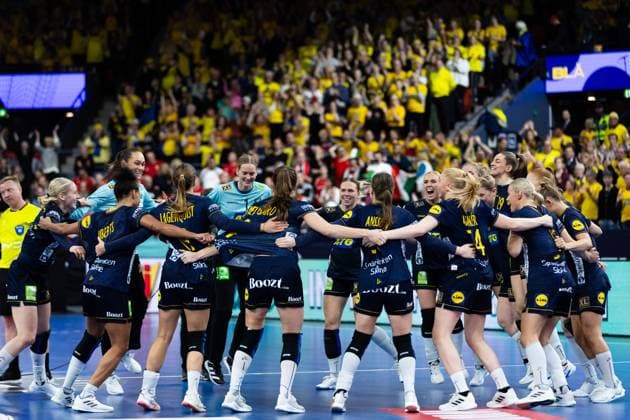 231209 Players of Sweden celebrate after the IHF Women?s World Championship, WM, Weltmeisterschaft handball match between Hungary and Sweden on December 9, 2023 in Gothenburg. Photo: Michael Erichsen BILDBYRAN COP 89 MI0581 bbeng dam handball handboll handbolls-vm hungary handball handball-vm ihf handball world championship sverige sweden ungern vm world championship 2023 world handball championship 2023 jubel Copyright: MICHAELxERICHSEN BB231209MI189