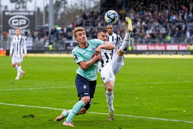 Sport Themen der Woche KW49 v.li.: Fridolin Wagner (SVWM, 8), Jonas Weik (SVS, 31), Zweikampf, Spielszene, Duell, duel, tackle, tackling, Dynamik, Action, Aktion, 09.12.2023, Sandhausen (Deutschland), Fussball, 3. Liga, SV Sandhausen - SV Waldhof Mannheim, DFB DFL REGULATIONS PROHIBIT ANY USE OF PHOTOGRAPHS AS IMAGE SEQUENCES AND OR QUASI-VIDEO. *** v li Fridolin Wagner SVWM, 8 , Jonas Weik SVS, 31 , duel, duel, tackle, tackling, dynamics, action, action, 09 12 2023, Sandhausen Germany , football, 3 Liga, SV Sandhausen SV Waldhof Mannheim, DFB DFL REGULATIONS PROHIBIT ANY USE OF PHOTOGRAPHS AS IMAGE SEQUENCES AND OR QUASI VIDEO xozx