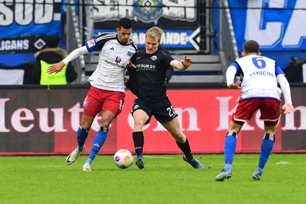 Fussball I Herren I 2. Bundesliga l Hamburger SV - SC Paderborn 07 I 16. Spieltag I Saison 2023-2024 I HSV I 09.12.2023 I v.l. Glatzel Robert (HSV) , Hansen Mattes (SCPaderborn07) , Sportplatz : Volksparkstadion, Stellingen Hamburg Deutschland