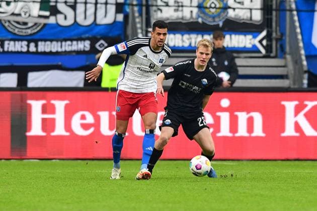 Fussball I Herren I 2. Bundesliga l Hamburger SV - SC Paderborn 07 I 16. Spieltag I Saison 2023-2024 I HSV I 09.12.2023 I v.l. Glatzel Robert (HSV) , Hansen Mattes (SCPaderborn07) , Sportplatz : Volksparkstadion, Stellingen Hamburg Deutschland