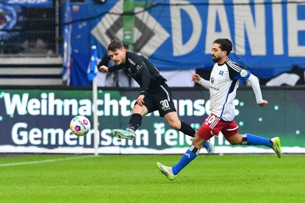 Fussball I Herren I 2. Bundesliga l Hamburger SV - SC Paderborn 07 I 16. Spieltag I Saison 2023-2024 I HSV I 09.12.2023 I v.l. Muslija Florent (SCPaderborn07) , Pherai Immanuel (HSV) , Sportplatz : Volksparkstadion, Stellingen Hamburg Deutschland