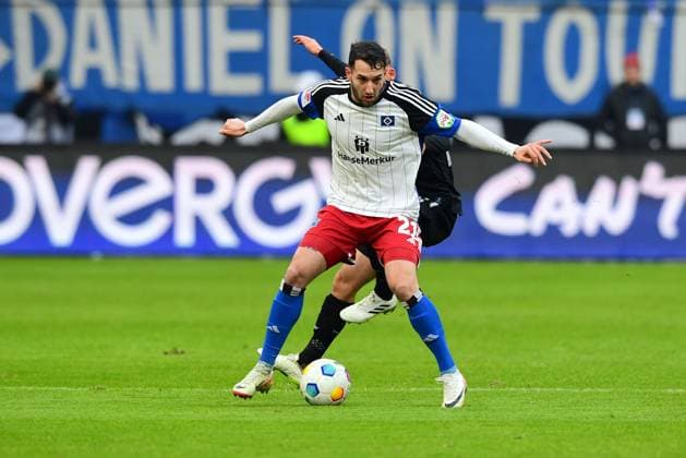 Fussball I Herren I 2. Bundesliga l Hamburger SV - SC Paderborn 07 I 16. Spieltag I Saison 2023-2024 I HSV I 09.12.2023 I v.v. Oeztunali Levin (HSV) , Klaas Sebastian (SCPaderborn07) , Sportplatz : Volksparkstadion, Stellingen Hamburg Deutschland