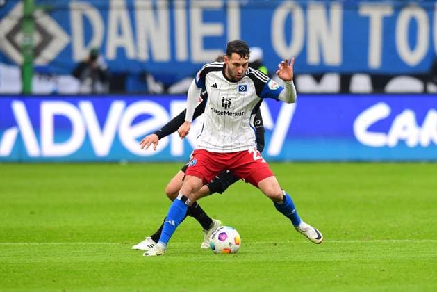Fussball I Herren I 2. Bundesliga l Hamburger SV - SC Paderborn 07 I 16. Spieltag I Saison 2023-2024 I HSV I 09.12.2023 I v.v. Oeztunali Levin (HSV) , Klaas Sebastian (SCPaderborn07) , Sportplatz : Volksparkstadion, Stellingen Hamburg Deutschland