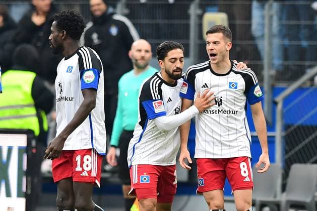 Fussball I Herren I 2. Bundesliga l Hamburger SV - SC Paderborn 07 I 16. Spieltag I Saison 2023-2024 I HSV I 09.12.2023 I HSV Torjubel zum 1:0 v.l. Jatta Bakery (HSV) , Pherai Immanuel (HSV) und Torschuetze Benes Laszlo (HSV) , Sportplatz : Volksparkstadion, Stellingen Hamburg Deutschland