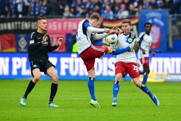 Fussball I Herren I 2. Bundesliga l Hamburger SV - SC Paderborn 07 I 16. Spieltag I Saison 2023-2024 I HSV I 09.12.2023 I v.l. Bilbija Filip (SCPaderborn07) , Schonlau Sebastian (HSV) , van der Brempt Ignace (HSV) , Sportplatz : Volksparkstadion, Stellingen Hamburg Deutschland