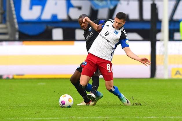 Fussball I Herren I 2. Bundesliga l Hamburger SV - SC Paderborn 07 I 16. Spieltag I Saison 2023-2024 I HSV I 09.12.2023 I v.v. Benes Laszlo (HSV) , Kinsombi David (SCPaderborn07) , Sportplatz : Volksparkstadion, Stellingen Hamburg Deutschland