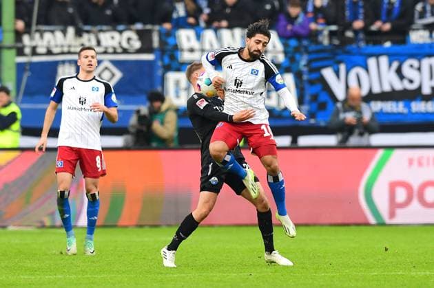 Fussball I Herren I 2. Bundesliga l Hamburger SV - SC Paderborn 07 I 16. Spieltag I Saison 2023-2024 I HSV I 09.12.2023 I v.v. Pherai Immanuel (HSV) , Klaas Sebastian (SCPaderborn07) , Sportplatz : Volksparkstadion, Stellingen Hamburg Deutschland